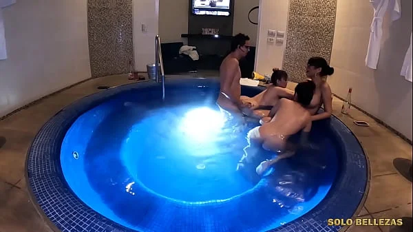 Despues de darles a mis novias su nochebuena termino cogiendo a mi novia en el jacuzzi mientras mis otras novias nos ven.