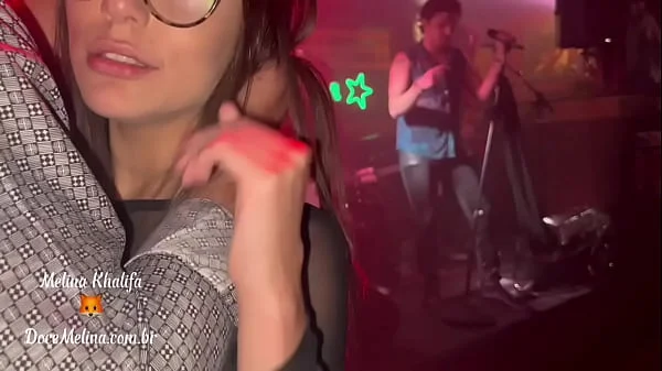 Mel Khalifa vai quase pelada pra balada e chama atenção de todos!