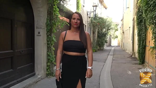 Mila, belle milf, en trio anal avec sa copine Angelina