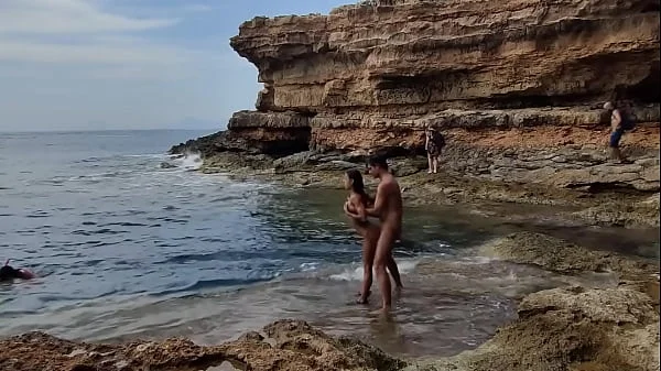 Buceadoras nos miran follar en la playa