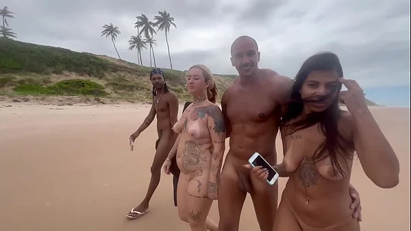 Fui com minha amiga da a bucetinha em uma praia de nudismo para os pirocudos