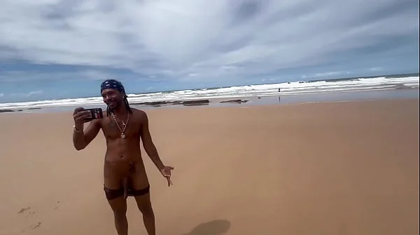 Eu e minha amiga tiramos o biquíni no meio da praia da Bahia e demos pra todos os machos que estavam lá.