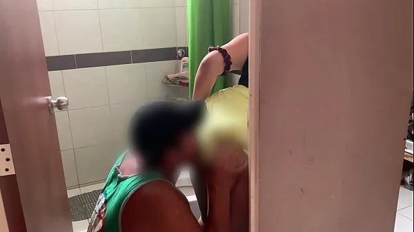 Le agarro las nalgas a mi primastra en el baño la invito a jugar disfruto mucho su culo redondo