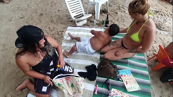 A mulhererada na praia querendo o anão da televisão Zezinho Teves . Paty Bumbum  - Fada Mel  .