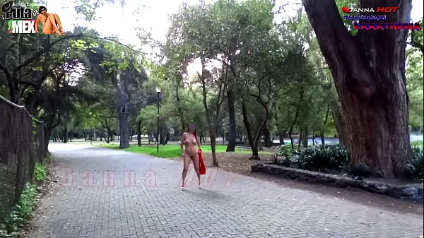 LA PUTA DANNA HOT DESNUDA EN PUBLICO Y CHUPANDO LA POLLA DE UN DESCONOCIDO EN CHAPULTEPEC