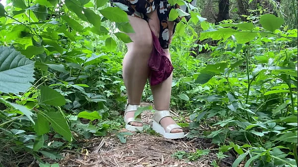 MILF peeing outdoors and wiping her dirty pussy with her panties