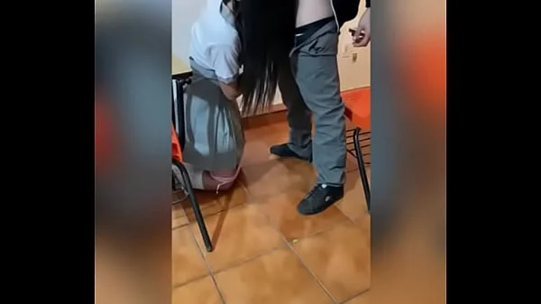 Echando Desmadre en la ESCUELA! COGIENDO con COLEGIALA Mexicana, Dos COMPAÑERAS del Salón CALIENTES Querían VERGA, Una de ELLAS me la CHUPA y me la COJO Mientras la OTRA Graba. TRIO de Estudiantes! Regreso a Clases